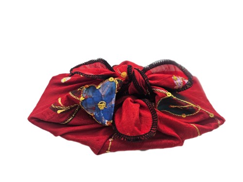 sequin_blooms_fabric_gift_wrapping_wrapping_a_dish_gift3